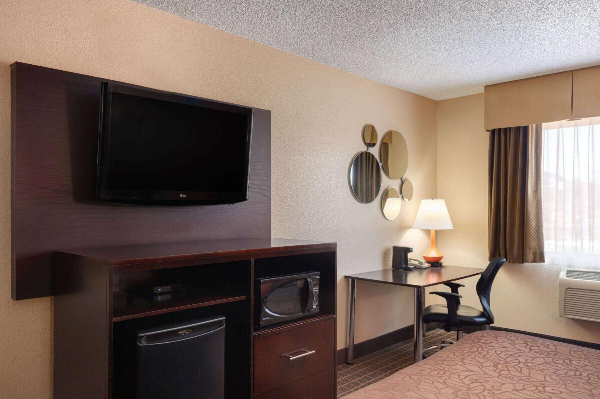 Howard Johnson By Wyndham Williams Bagian luar foto